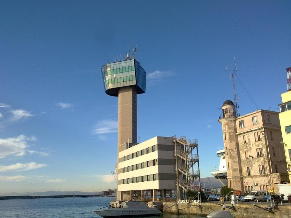torre dei piloti di genova.jpg